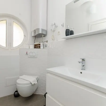 Apartament And Columbo *