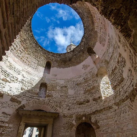 Apartament And Columbo