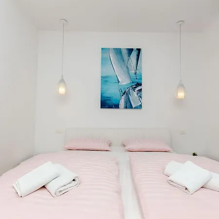 And Columbo Διαμέρισμα *